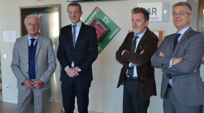 Lecco, gli avvocati consegnano un defibrillatore al Palazzo di Giustizia