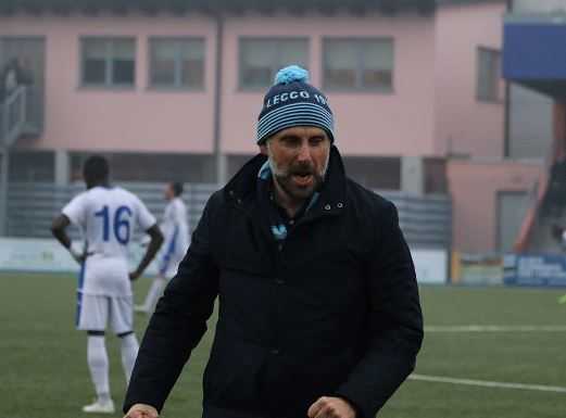 La Calcio Lecco batte la Folgore Caratese e allunga ancora in classifica L'allenatore bluceleste Marco Gaburro (credit foto Calcio Lecco 1912)