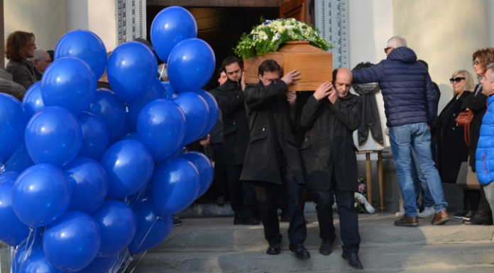 Decine di palloncini per dire addio a Monica Comi: “Il mio angelo è salito in cielo”