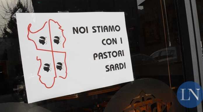 La protesta dei pastori sardi arriva anche a Lecco, in pizzeria
