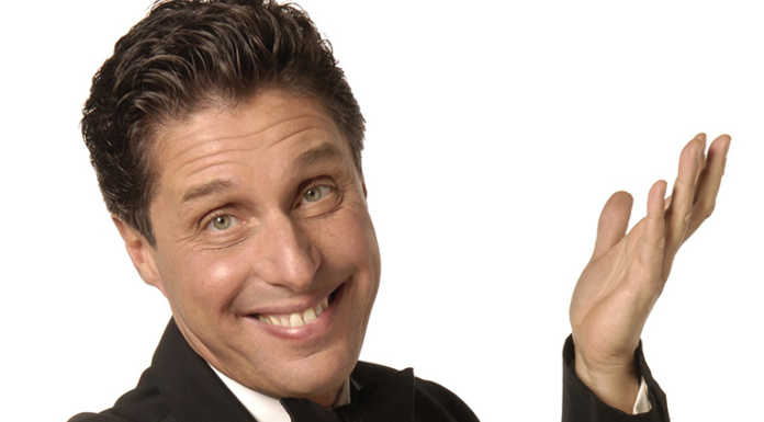 Sabato risate a Mandello con la magia di Raul Cremona