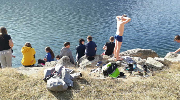 Pradello come in agosto… dalla Scozia per un tuffo nel lago fuori stagione! scozzesi bagno nel lago