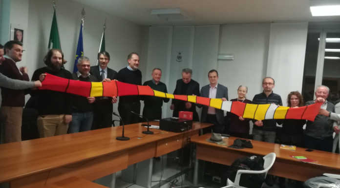 Una sciarpa dei ritardi per Trenord e Regione