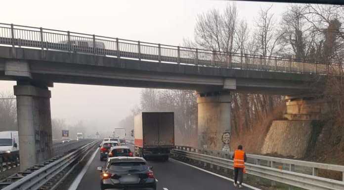 Camion in panne a Suello, code in mattinata sulla super