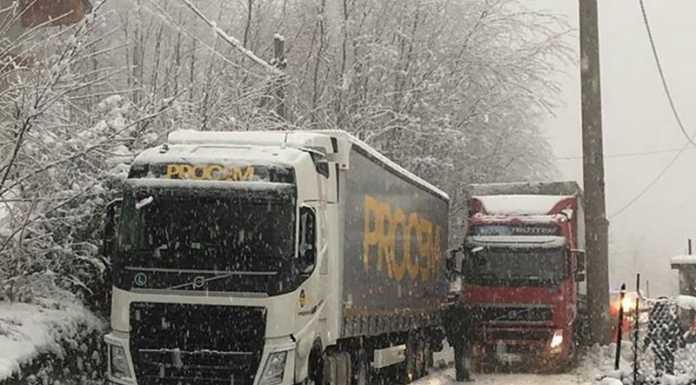 Due camion incastrati sulla Bellano-Taceno, traffico difficoltoso