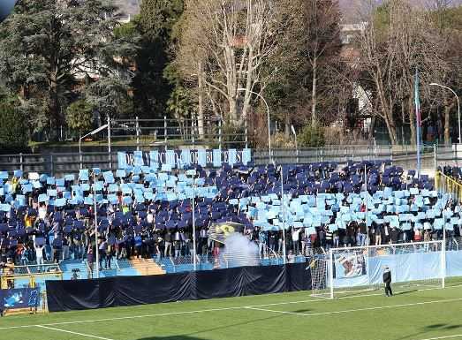 Altro passo decisivo per la Calcio Lecco. D’Anna regola il Savona 1-0 La coreografia della Curva Nord a inizio partita (credit foto Calcio Lecco 1912)