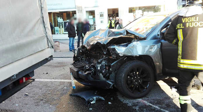 Colpo di sonno, schianto tra furgone e auto a Maggianico