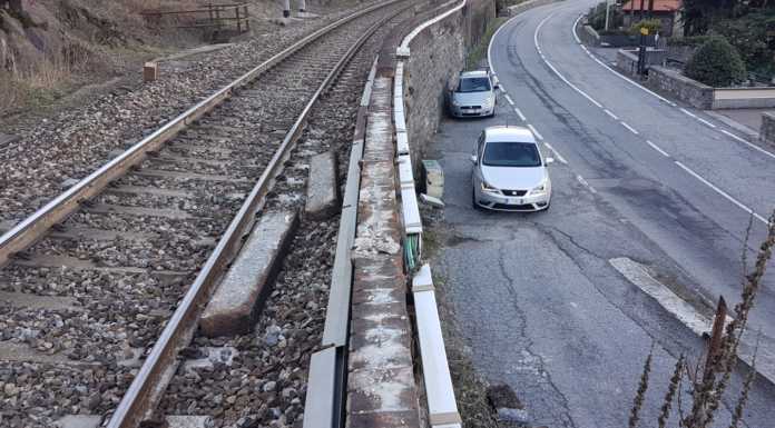 Dervio: blocchi rimossi dal muro, gettati in strada e sui binari