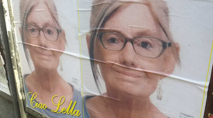 Tappezza la città di foto per ricordare la moglie defunta