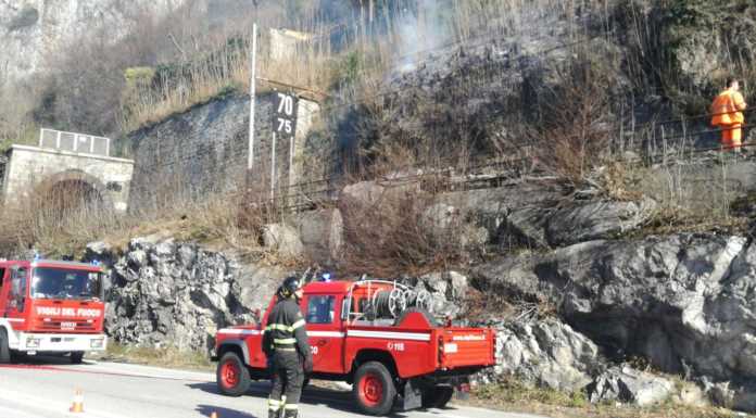 Focolai di incendio sui binari ad Abbadia, fermati i treni