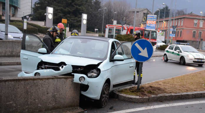 Schianto al Caleotto: auto contro lo spartitraffico, un ferito