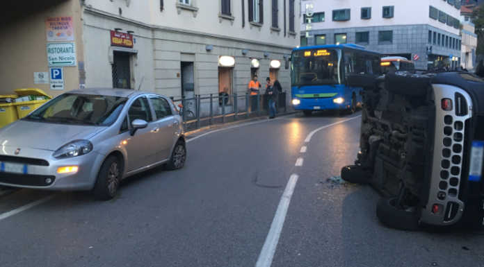 Incidente in via Sassi, auto si ribalta sul fianco. Traffico in centro