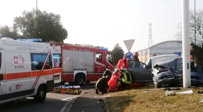 Grave incidente a Merate, auto si schianta contro un palo in via Bergamo