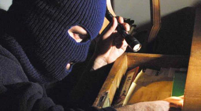 Ladri alla scuola dell’infanzia di Cesana, rubati soldi e un pc portatile ladri_in_passamontagna