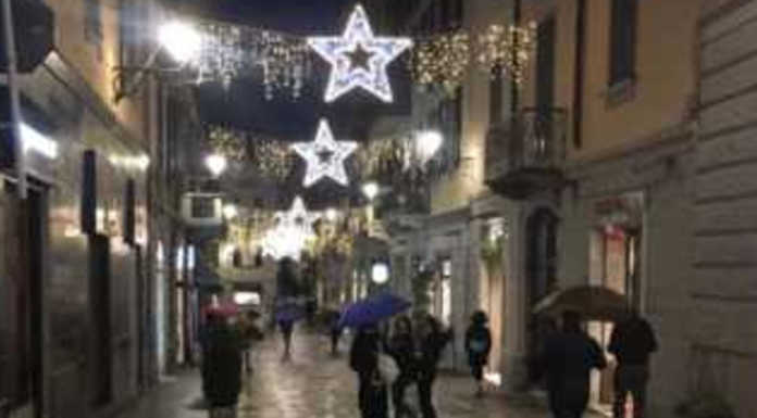 Luminarie natalizie, Confcommercio passa la mano