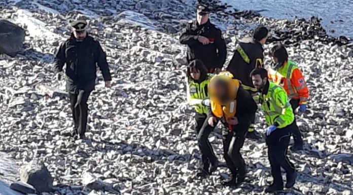 Ammaraggio finito male, 59enne salvato dalle acque gelate del lago