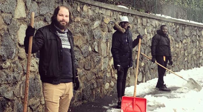 Santa Maria Hoè, sindaco e migranti spalano la neve in paese