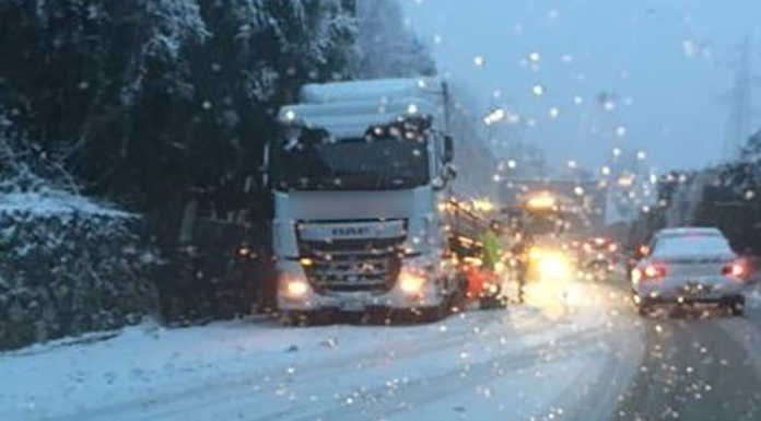 La neve è arrivata. Disagi sulle strade, chiusa per alcune ore la nuova Lecco-Ballabio