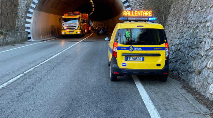 Mezzo pesante in panne sulla nuova Lecco-Ballabio, soccorsi al lavoro