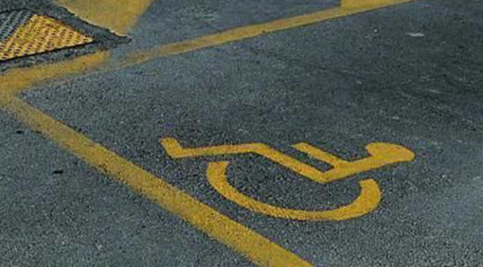 Lettera. “Gli invalidi non sono pattumiera”: il grido di denuncia a Lecco parcheggio-disabili