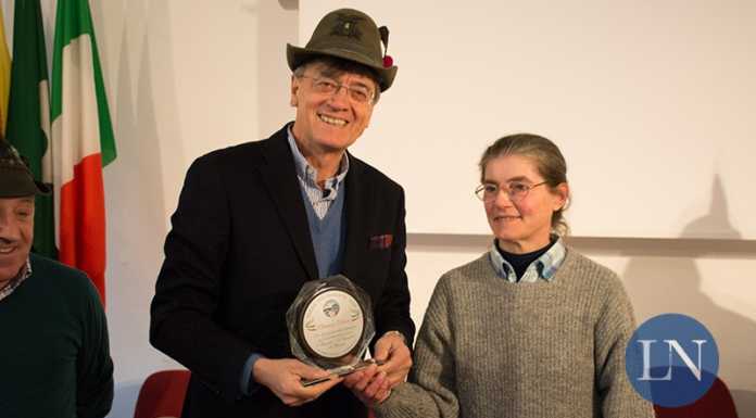 Calolzio. Gli alpini premiano Elena Clamer, volontaria del Nespolo