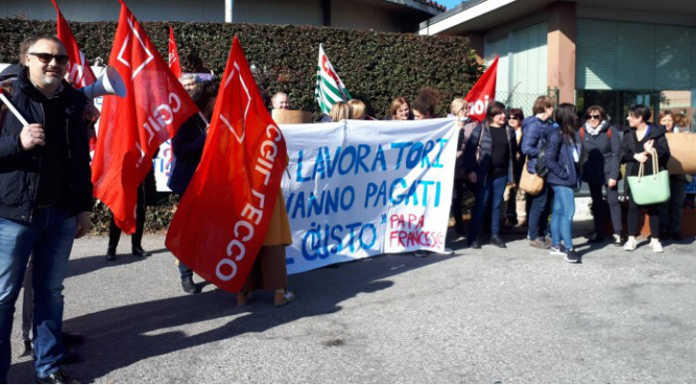 Lavoratori in presidio alla Nostra Famiglia: “Vogliamo il rinnovo del contratto nazionale”