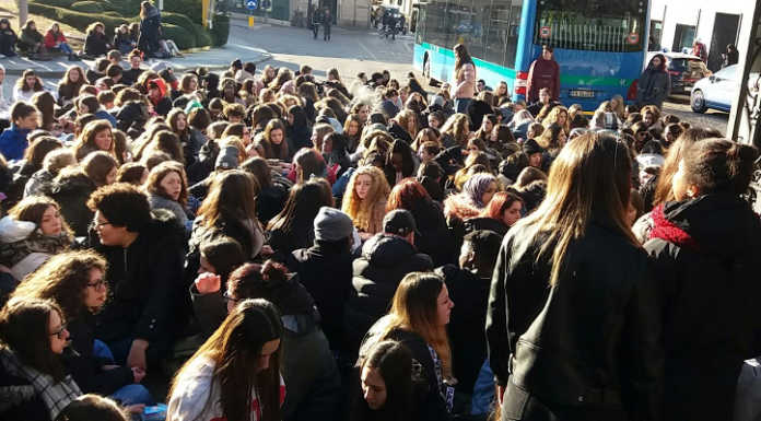 Prefabbricati al Bertacchi. Gli studenti protestano, sit-in davanti alla Provincia