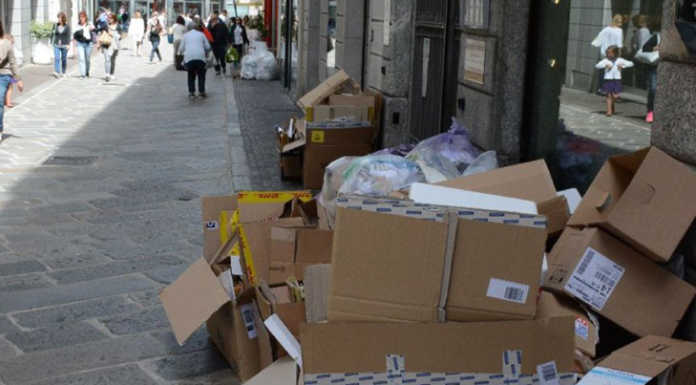 Lecco, stop rifiuti in centro la sera. I sacchi si esporranno la mattina
