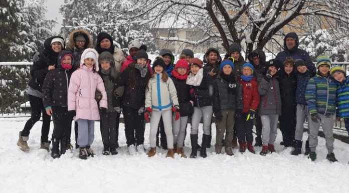 Neve e merenda tutti insieme. Una giornata coi fiocchi per i bimbi di Rossino