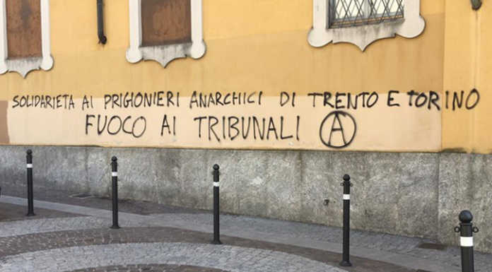 Raid degli anarchici sui muri della città, ‘colpito’ anche Palazzo Belgiojoso