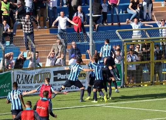 A Borgaro Torinese il primo dei sei match point a disposizione della Calcio Lecco L'esultanza al gol vittoria di Fall che domenica ha permesso di battere lo Stresa (credit foto Calcio Lecco 1912)