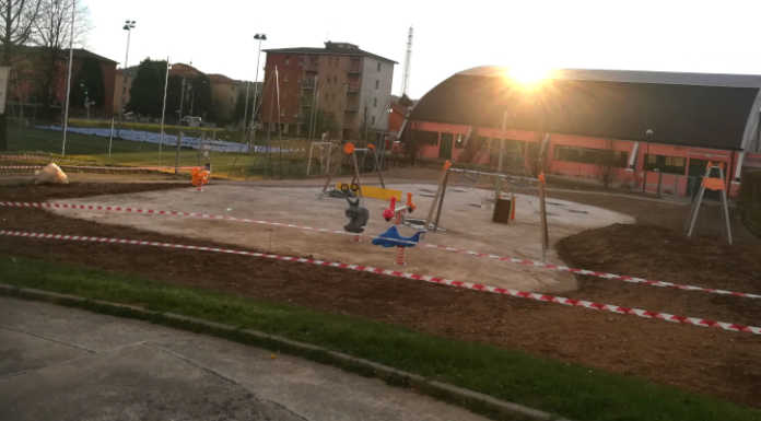 Calco, lavori in corso (finalmente) al parco giochi