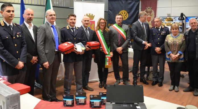 Il Rotary Club di Colico consegna tre defibrillatori alla Stradale di Bellano