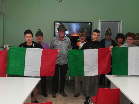 Giornata del Tricolore, gli Alpini di Calolzio incontrano 150 studenti