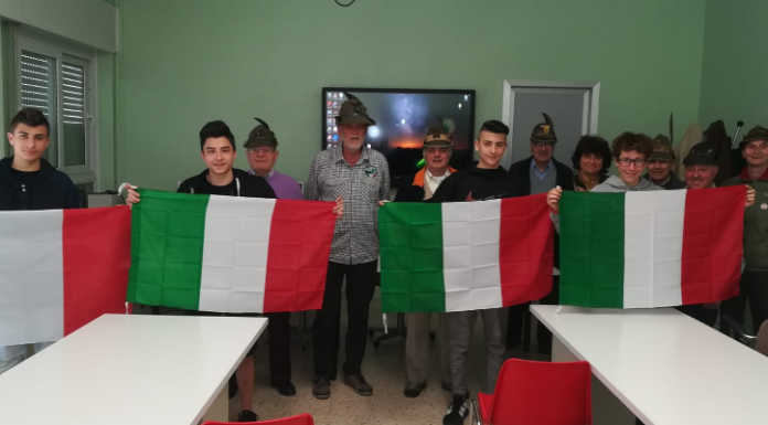 Giornata del Tricolore, gli Alpini di Calolzio incontrano 150 studenti