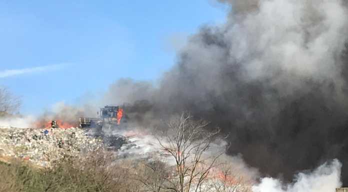 Incendio in discarica a Mariano Comense, il fumo visibile a distanza