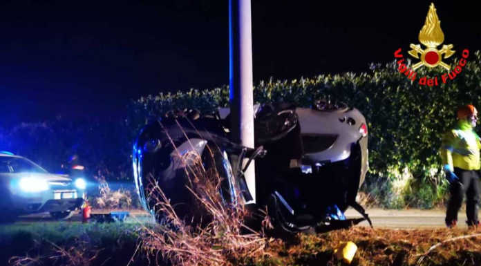 Incidente mortale. Si schiantano contro un palo, senza scampo due giovani