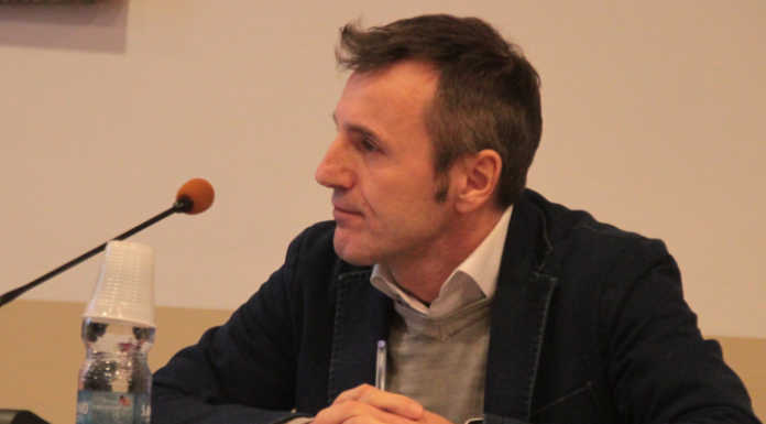 Lomagna, ingresso in aula con scintille per il neo consigliere Valentino