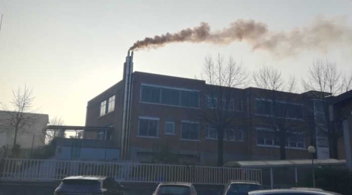 Lomagna, troppo fumo dalla centrale a biomasse: “Niente di nocivo”