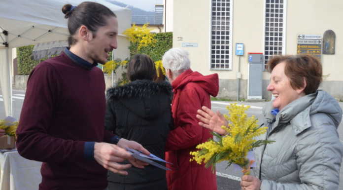 Valgreghentino. “Rinnovamento e partecipazione” regala una mimosa alle donne