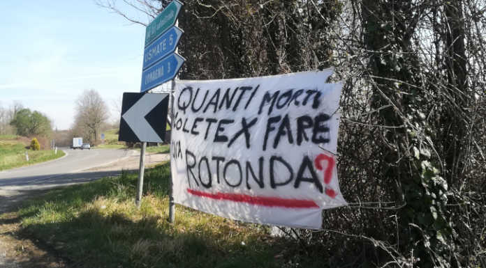 Montevecchia, striscione all’incrocio pericoloso sulla Sp 54: “Serve una rotonda”
