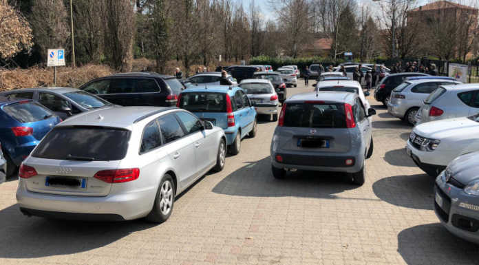Olgiate, parcheggio nel giardino della scuola: “Andiamo avanti”