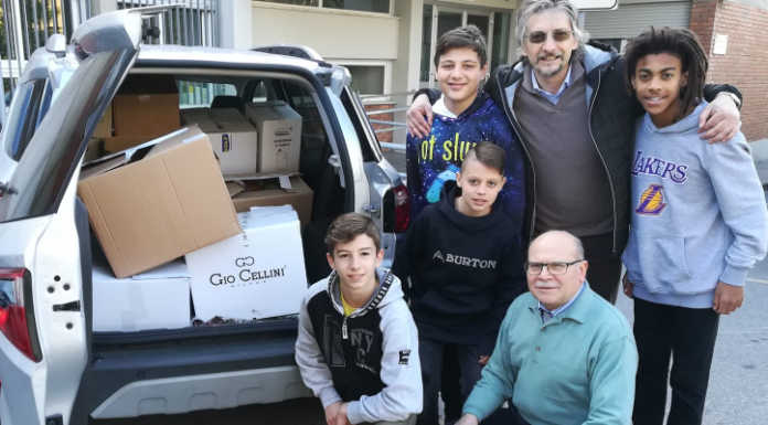 Calolziocorte. Gli studenti delle medie consegnano i viveri alla Caritas
