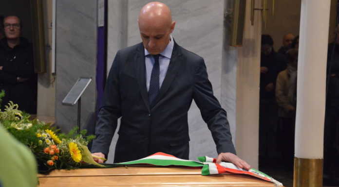 L’abbraccio a Rino Mauri: “Hai fatto il sindaco con il cuore e ci hai dato il tuo cuore”