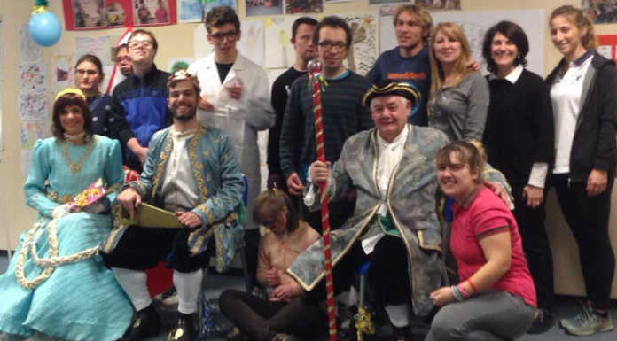 I ragazzi di Aspoc College si travestono da giornalisti e intervistano i regnanti aspoc college carnevalone