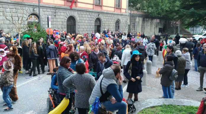 Bellano, l’allegria del Carnevale ‘invade’ il paese. In tanti alla sfilata