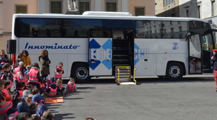 Linee Lecco in piazza con i bambini per presentare il bus “Innominato”