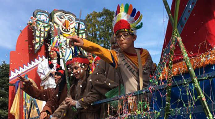 Il Carnevale invade le strade di Oggiono: la sfilata di carri e gruppi
