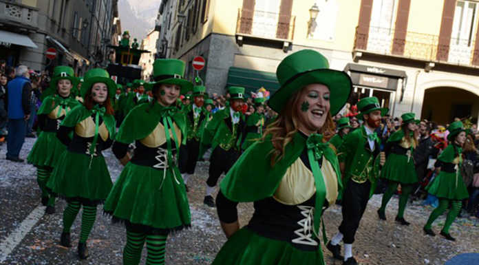 Il Carnevalone invade il centro Lecco con il suo carico di colori