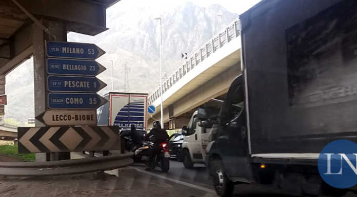 Incidente in mattinata nel tunnel del Barro, traffico a rilento verso Milano